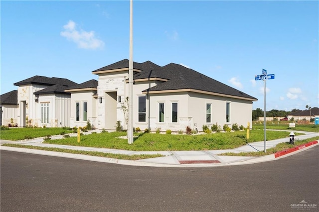 prairie-style home with a front yard