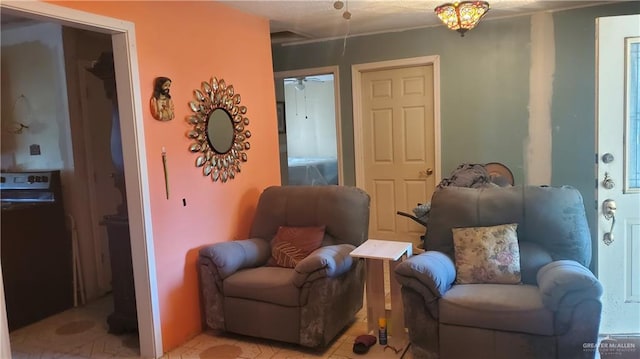 sitting room with ceiling fan