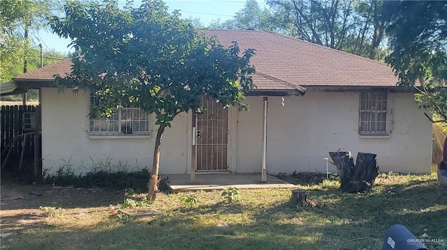 view of front facade featuring a front yard