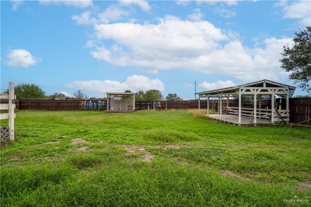 view of yard featuring an outbuilding