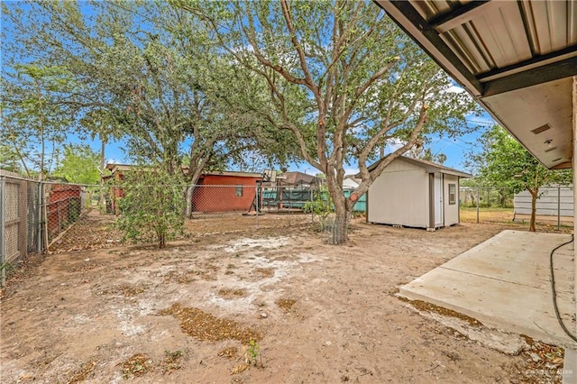 view of yard featuring a storage unit