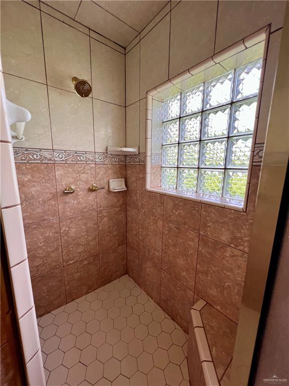 bathroom featuring a tile shower