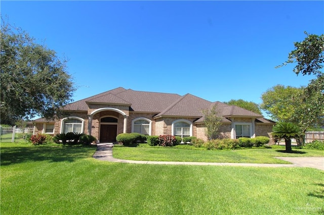 view of front of property with a front yard