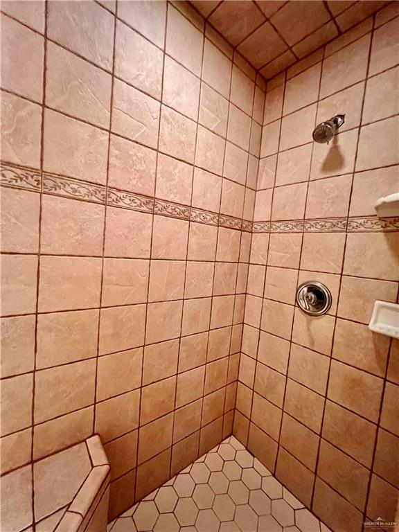 bathroom featuring tiled shower