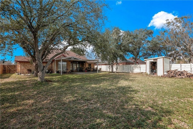 view of yard featuring a storage shed