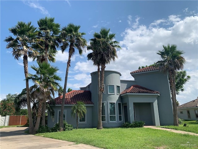 view of front facade with a front yard