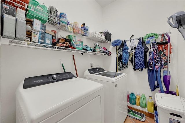 2724 Wildwood Dr, Weslaco, TX 78596 - laundry area with washing machine and clothes dryer