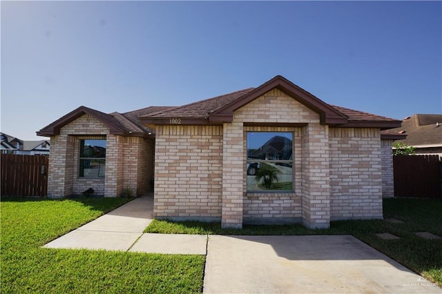 single story home with a front yard