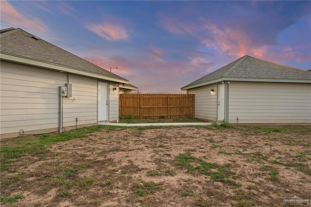 view of yard at dusk