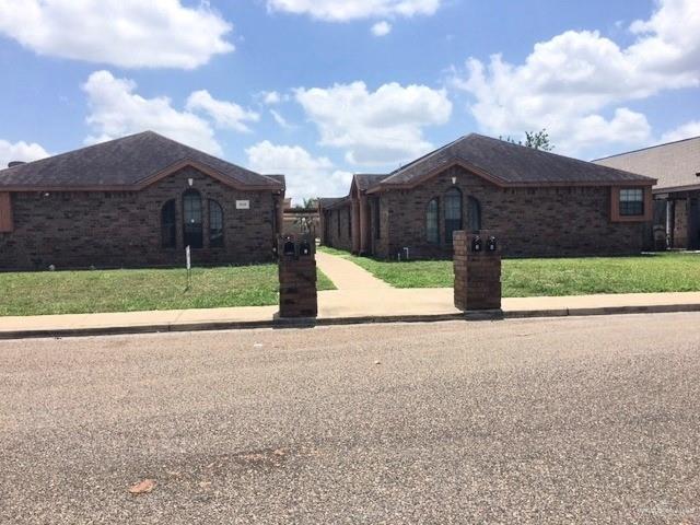 view of front of home featuring brick siding and a front yard