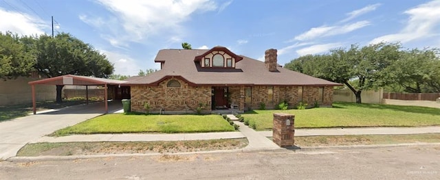 view of front of home featuring a front yard and a carport