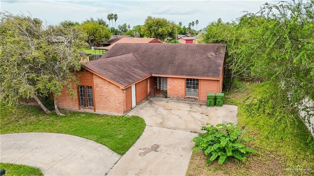 view of front of property with a front yard