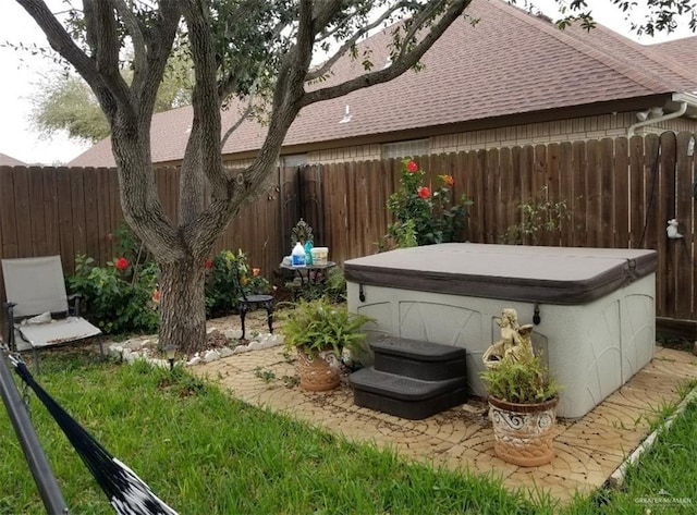 view of yard featuring a hot tub