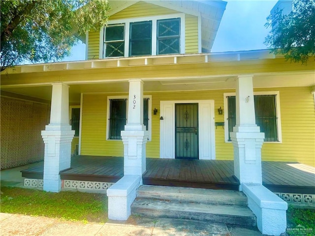 property entrance featuring a porch