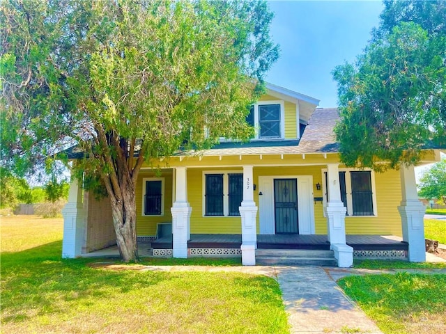 view of front facade featuring a front lawn and a porch