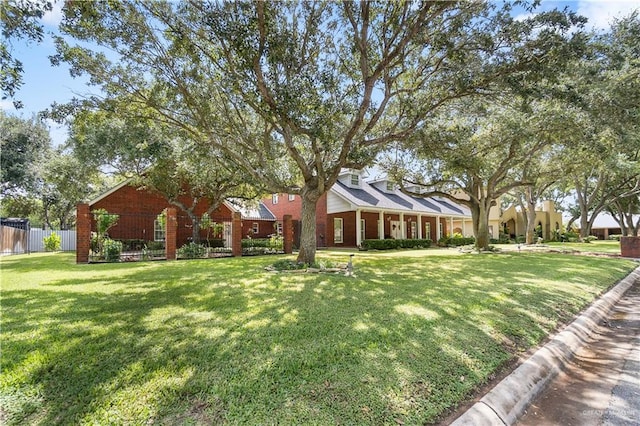 view of front of property featuring a front yard