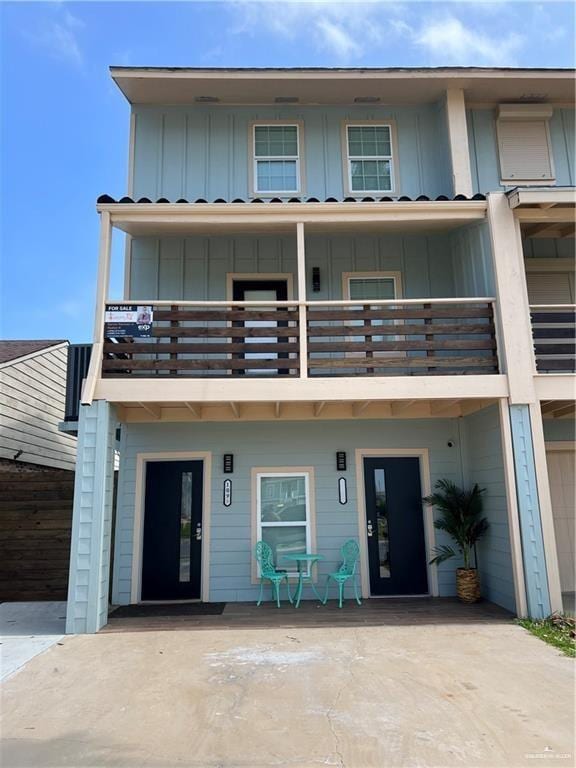 view of front of house with a balcony