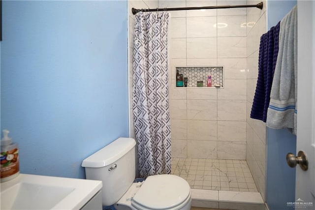 bathroom featuring a shower with shower curtain and toilet