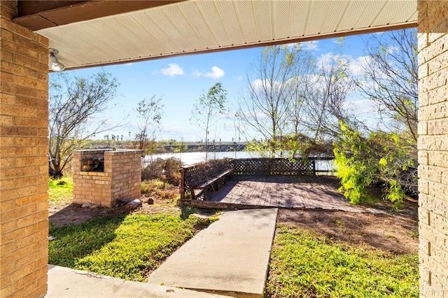 view of yard featuring a water view