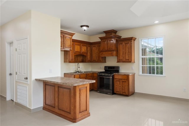 kitchen with kitchen peninsula, gas stove, and sink