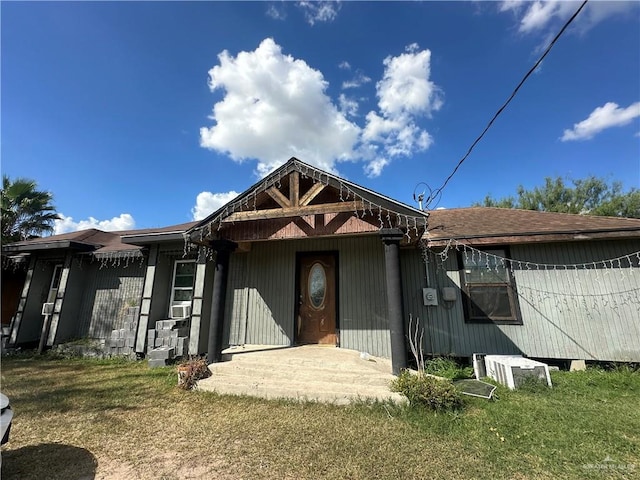 view of front of house with a front lawn