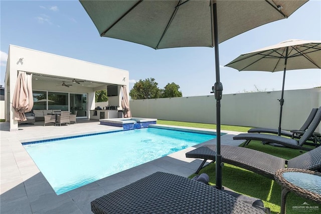 view of swimming pool with outdoor lounge area, a fenced backyard, a ceiling fan, a patio area, and a pool with connected hot tub