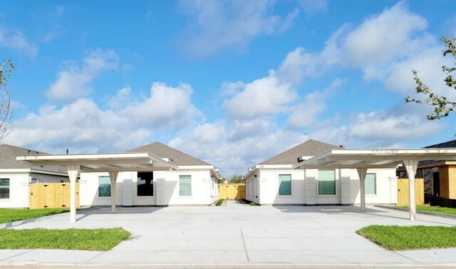 view of front facade featuring a carport