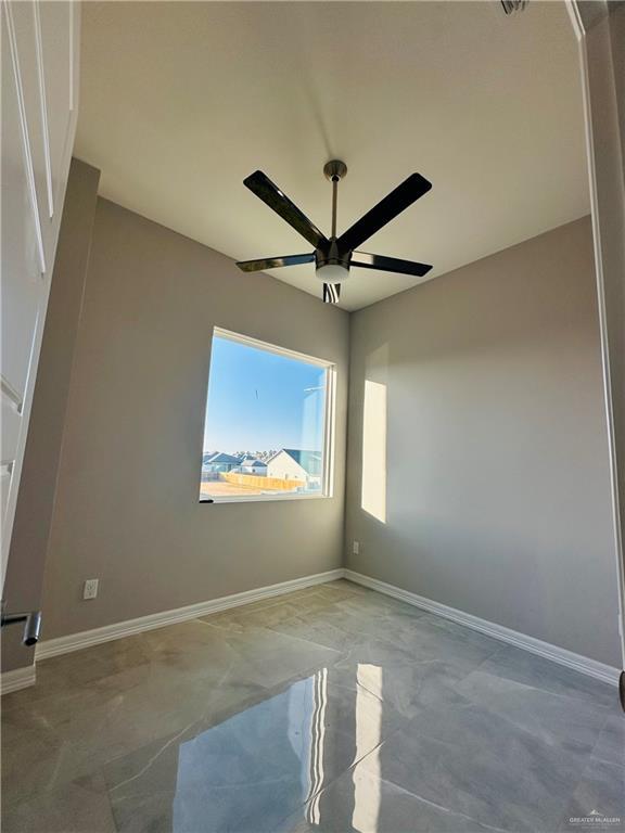 unfurnished room featuring concrete floors and ceiling fan