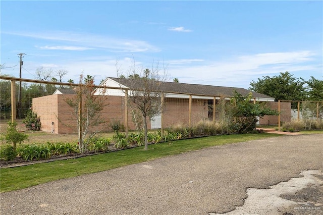 view of front of house featuring a front lawn