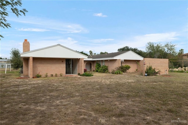 single story home featuring a front yard