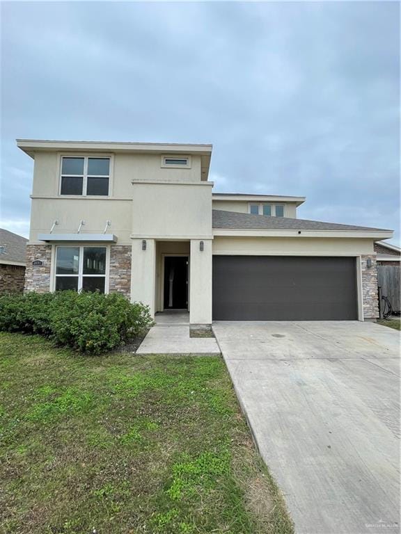 view of front of property featuring a front lawn