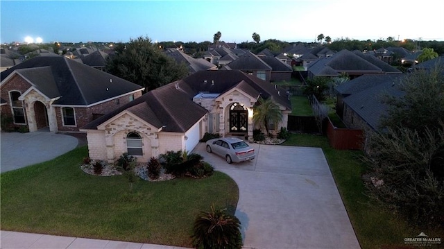 view of front of property featuring a front yard