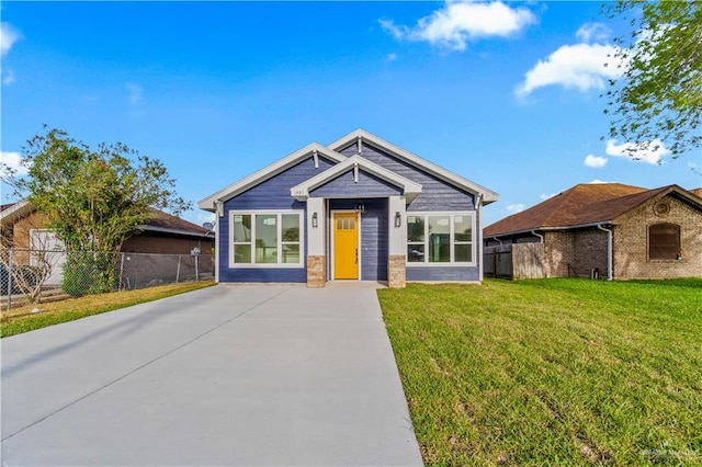 view of front of house featuring a front lawn and fence