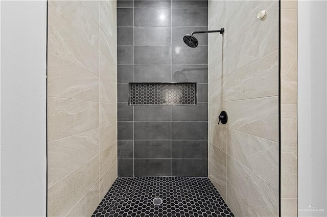 bathroom featuring a tile shower