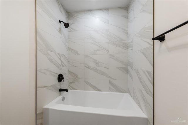 bathroom with tiled shower / bath combo