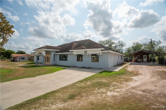 view of front of home featuring a front yard and a carport