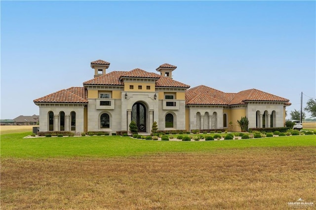 view of front facade featuring a front lawn