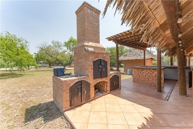 view of patio featuring an outdoor kitchen