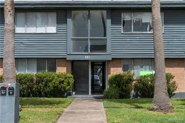 exterior space featuring a front yard