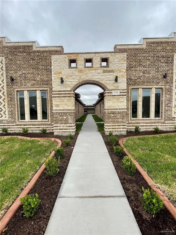 property entrance featuring a yard