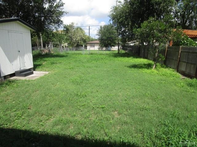 view of yard with a storage shed