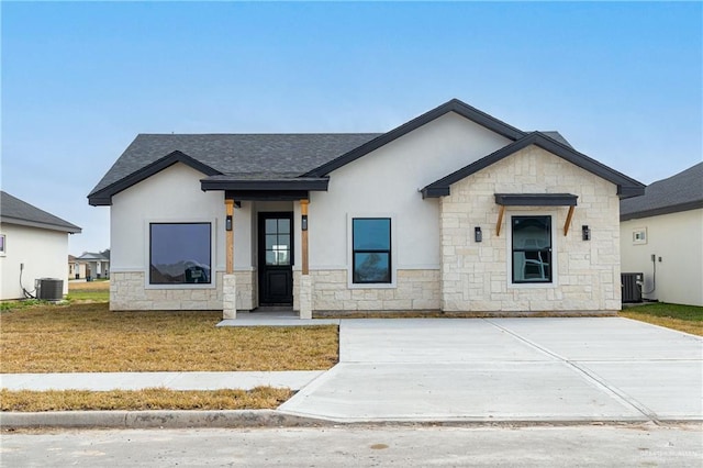 view of front of property featuring cooling unit and a front yard