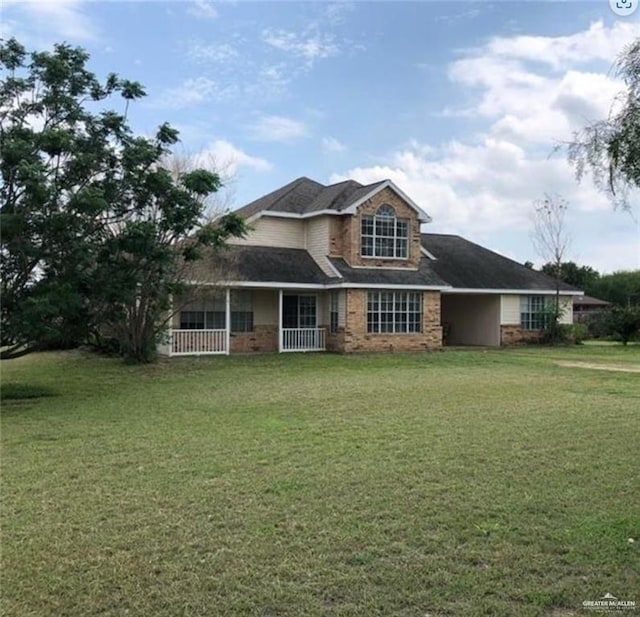 traditional home featuring a front yard