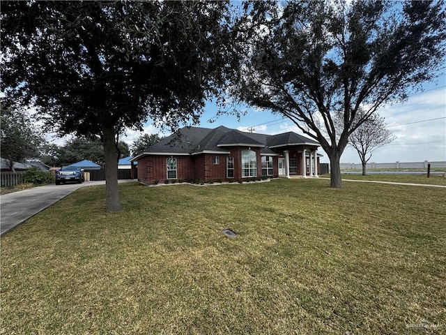 view of front facade featuring a front lawn