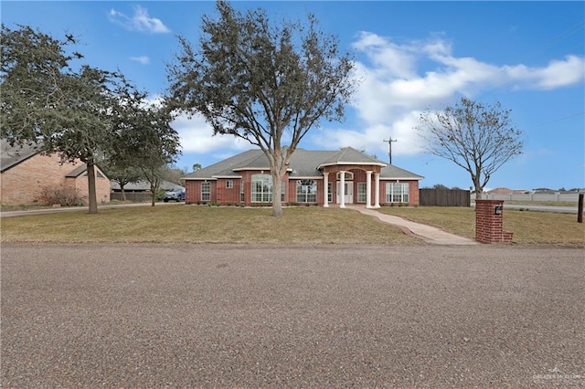 ranch-style house featuring a front yard