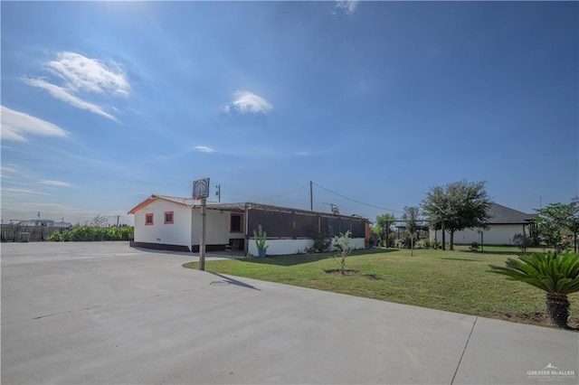 view of front of property with a front yard