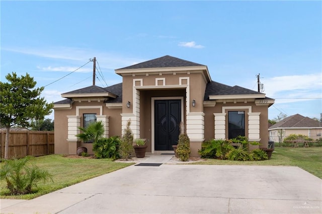 view of front of property featuring a front yard