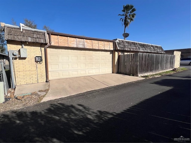 704 Kerry Ln, Mcallen, TX 78504 - garage with fence