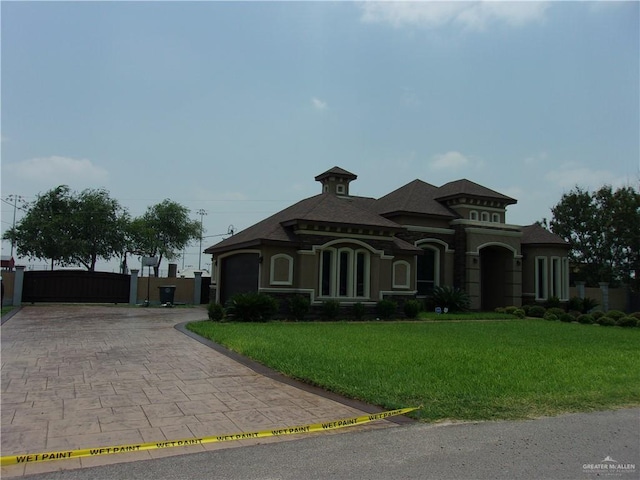 view of front of home featuring a front lawn