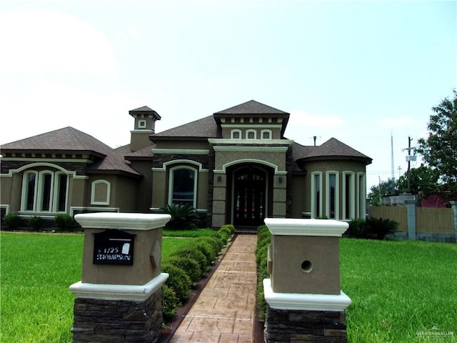 view of front of home featuring a front lawn